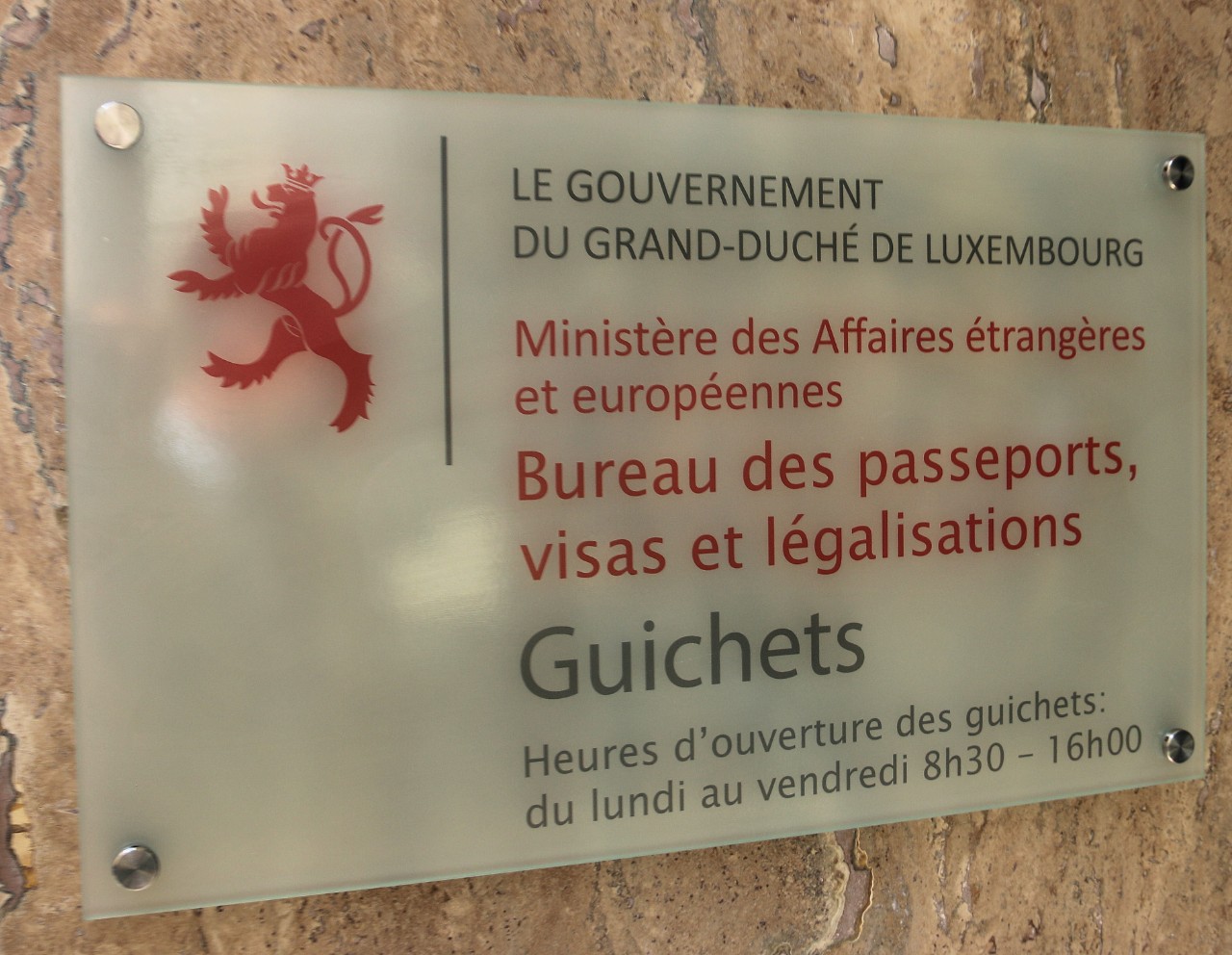 Dévoilement de la plaque à l’entrée principale